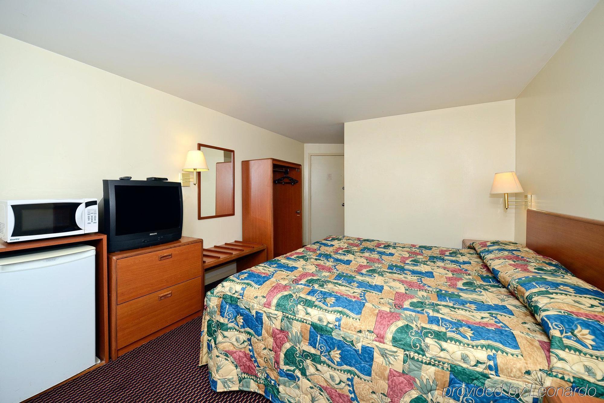 Travelers Inn Belleville Room photo