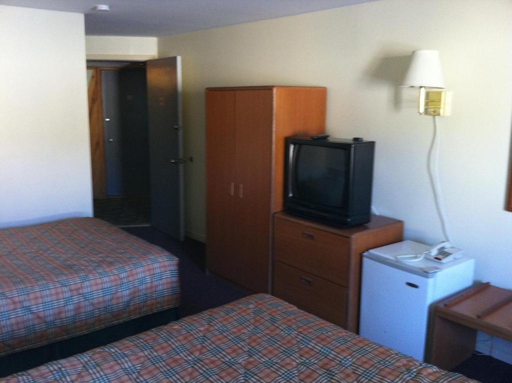 Travelers Inn Belleville Room photo